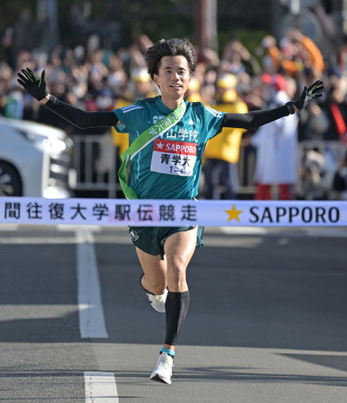 往路を１位でゴールする青学大５区の若林宏樹＝２日、神奈川県箱根町