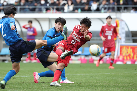 後半、勝ち越しゴールを決める流通経大柏の粕谷（右）＝２日、千葉・フクダ電子アリーナ