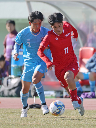 前半、攻め上がる東福岡の神渡（右）＝２日、埼玉・浦和駒場スタジアム