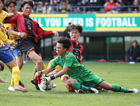 後半、ボールをセーブする上田西のＧＫ牧野（手前）＝２日、千葉・フクダ電子アリーナ