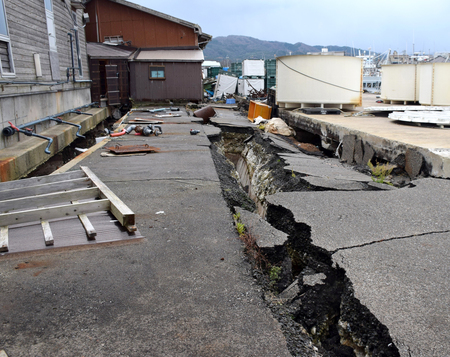 能登半島地震で地割れした輪島港＝２０２４年１２月１４日、石川県輪島市