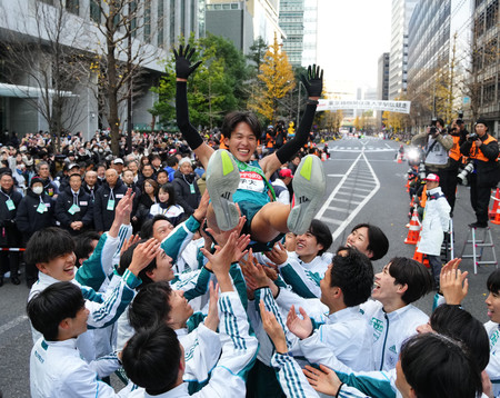 総合優勝を果たし、胴上げされる青学大の小河原陽琉＝３日、東京・大手町（代表撮影）