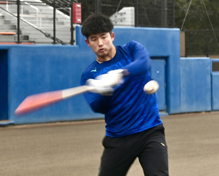 自主トレーニングで打撃練習する巨人ドラフト１位の石塚＝３日、千葉県佐倉市