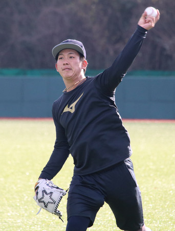 自主トレーニングを公開した阪神ドラフト１位新人の伊原＝３日、奈良県香芝市