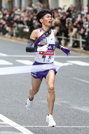 ２位でゴールする駒大の小山翔也＝３日、東京・大手町