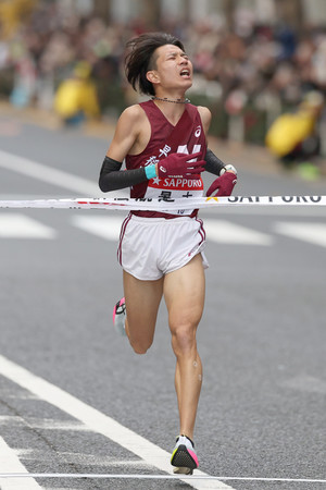 ４位でゴールする早大の菅野雄太＝３日、東京・大手町