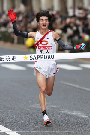 ５位でゴールする中大の藤田大智＝３日、東京・大手町