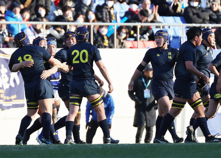 石見智翠館に勝ち、喜ぶ国学院栃木の選手たち＝３日、大阪・花園ラグビー場