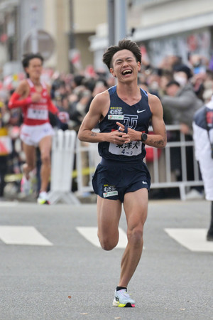 力走する東洋大９区の吉田周（手前）＝３日、横浜市