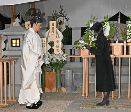 三笠宮妃百合子さまの「墓所五十日祭の儀」で拝礼に向かわれる喪主で孫の彬子さま＝３日午後、東京都文京区の豊島岡墓地（代表撮影）