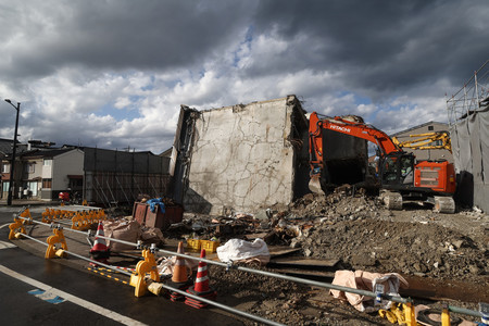 地震で倒壊した７階建てのビル＝２０２４年１２月５日、石川県輪島市