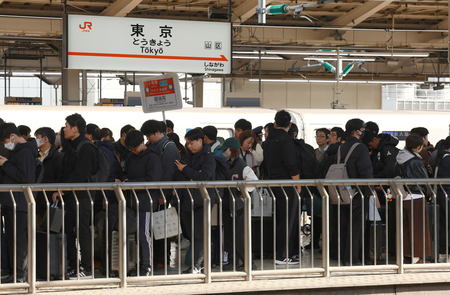 年末年始の帰省ラッシュで混み合うＪＲ東京駅新幹線ホーム＝２０２４年１２月２８日