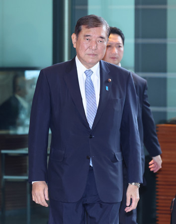 首相官邸に入る石破茂首相＝７日午前、東京・永田町