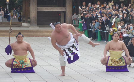 奉納土俵入りを披露する横綱照ノ富士（中央）＝７日、東京・明治神宮