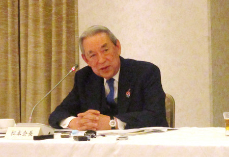記者会見で続投を表明した関西経済連合会の松本正義会長=7日午後、大阪市
