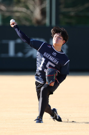 ヤクルトの新人合同自主トレーニングで、キャッチボールする中村優＝８日、埼玉・ヤクルト戸田球場