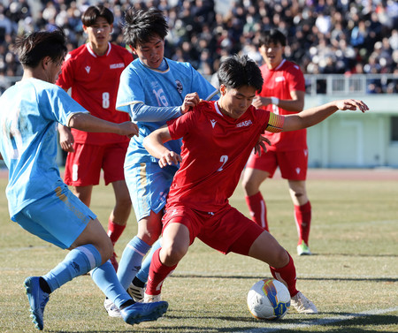 阪南大戦の後半、相手選手と競り合う東福岡の柴田（右）＝２日、埼玉・浦和駒場スタジアム