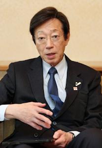 インタビューに答える神戸市の久元喜造市長＝８日、同市中央区