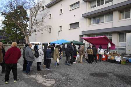 能登半島地震の後、食料を確保するため列に並ぶ人たち＝２０２４年１月、石川県輪島市（ＥＰＡ時事）