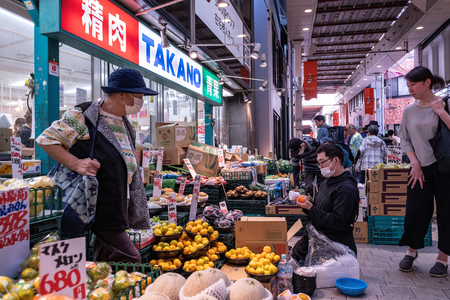 東京都内のスーパーの店頭に並べられた青果（ＡＦＰ時事）