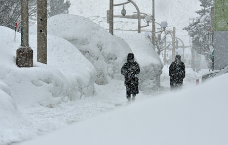 雪の中を歩く人たち＝９日、青森市