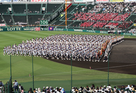 第１０６回全国高校野球選手権大会の開会式で、入場行進する各校の選手ら＝２０２４年８月、甲子園