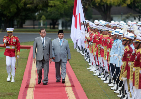 歓迎式典に臨む石破茂首相（中央左）。同右はインドネシアのプラボウォ大統領＝１１日、ジャカルタ郊外（ＥＰＡ時事）