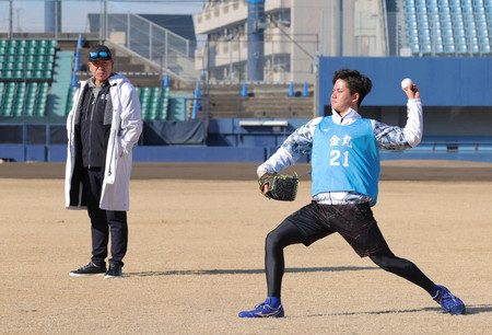 中日の新人合同自主トレーニングで、井上監督（左）が見詰める中でキャッチボールする金丸＝１１日、ナゴヤ球場