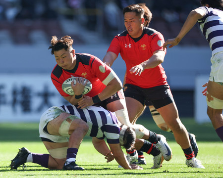 準決勝・明大戦の前半、突進する帝京大の青木（左上）＝２日、東京・国立競技場