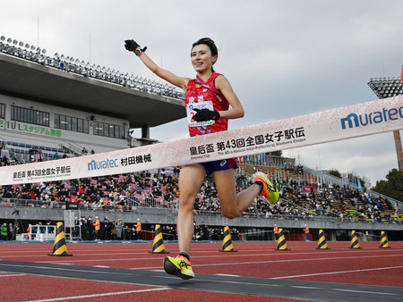 １位でゴールする京都のアンカー川村楓＝１２日、たけびしスタジアム京都