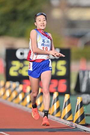 ４５位でゴールする石川のアンカー五島莉乃＝１２日、たけびしスタジアム京都