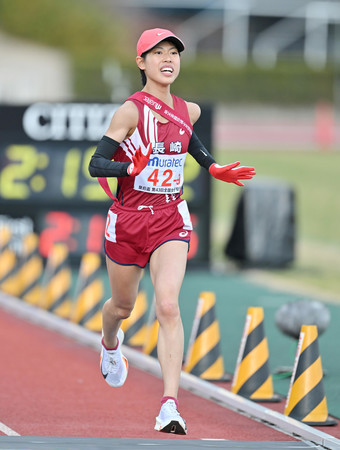 ９位でゴールする長崎のアンカー広中璃梨佳＝１２日、たけびしスタジアム京都