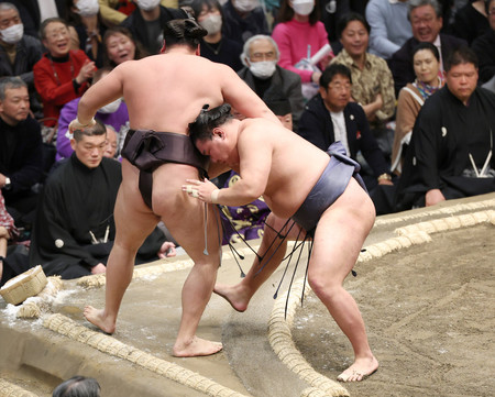 豊昇龍（右）は霧島を寄り切りで下す＝１２日、東京・両国国技館