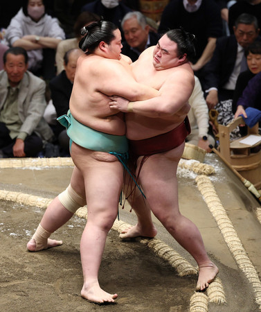 琴桜（左）は隆の勝を寄り切りで下す＝１２日、東京・両国国技館