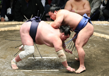 照ノ富士（左）は若隆景に肩透かしで敗れる＝１２日、東京・両国国技館