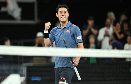 男子シングルス１回戦で、逆転勝利を喜ぶ錦織圭＝１２日、メルボルン（ＥＰＡ時事）