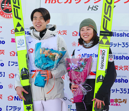 優勝した佐藤慧一（左）と勢藤優花＝１３日、札幌市大倉山ジャンプ競技場