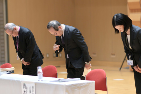 東京女子医大の元理事長が逮捕され、記者会見で謝罪する清水治理事長（中央）＝１３日午後、東京都新宿区