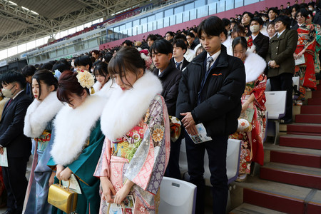 「神戸市はたちを祝う会」で阪神大震災の犠牲者に黙とうをささげる出席者＝１３日午後、同市兵庫区のノエビアスタジアム神戸