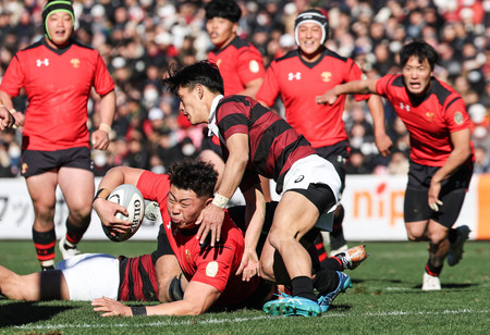 前半、トライを決める帝京大の青木＝１３日、東京・秩父宮ラグビー場