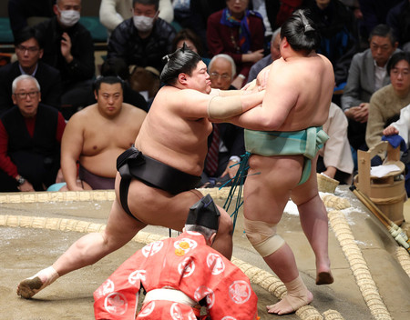 阿炎（左）は琴桜を突き出しで破る＝１３日、東京・両国国技館