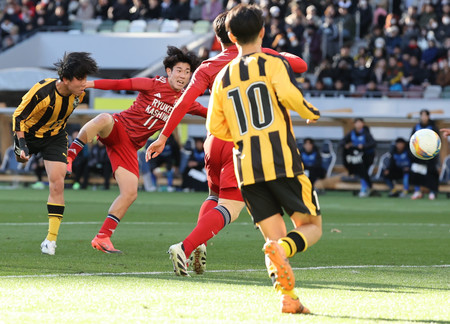 前半、同点ゴールを決める前橋育英の柴野（左端）＝１３日、東京・国立競技場