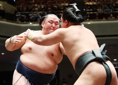 翠富士(右)を攻める玉鷲=14日、東京・両国国技館