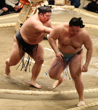 琴勝峰（右）を押し出した伯桜鵬＝１４日、東京・両国国技館