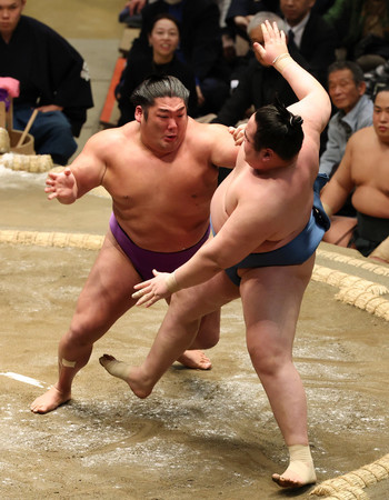 阿武剋(右)を押し出す尊富士=14日、東京・両国国技館