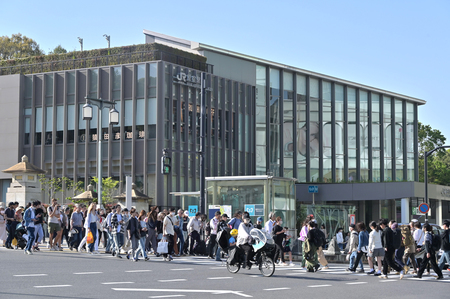 ＪＲ原宿駅と神宮橋の交差点＝２０２４年４月、東京都渋谷区