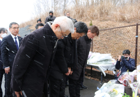 スキーツアーバス転落事故の慰霊碑に祈りをささげる遺族ら＝１５日午後、長野県軽井沢町