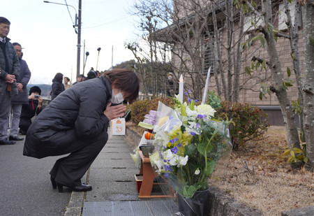 京都精華大生が殺害された事件から１８年となり、発生現場で手を合わせる千葉大作さんの母淳子さん＝１５日午後、京都市左京区