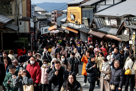 外国人観光客らでにぎわう京都市東山区の清水坂＝１３日（ＡＦＰ時事）