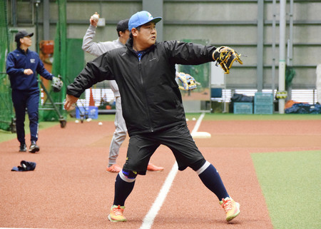 公開した自主トレーニングでキャッチボールする西武の中村剛＝１６日、埼玉県所沢市